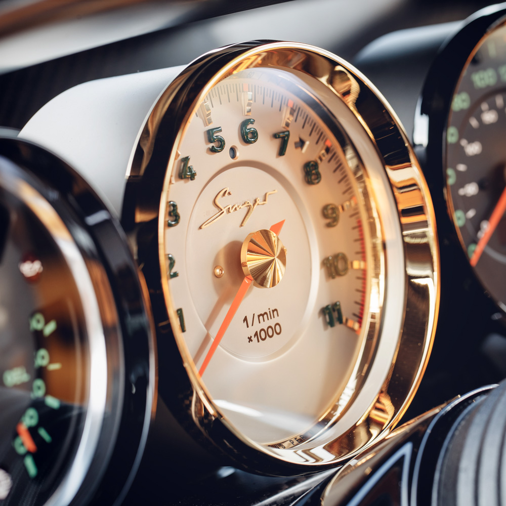 singer-dls-porsche-911-dls-gold-tachometer